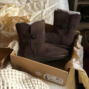 UGG - NEVER WORN - Bailey Button brown Ugg Boots